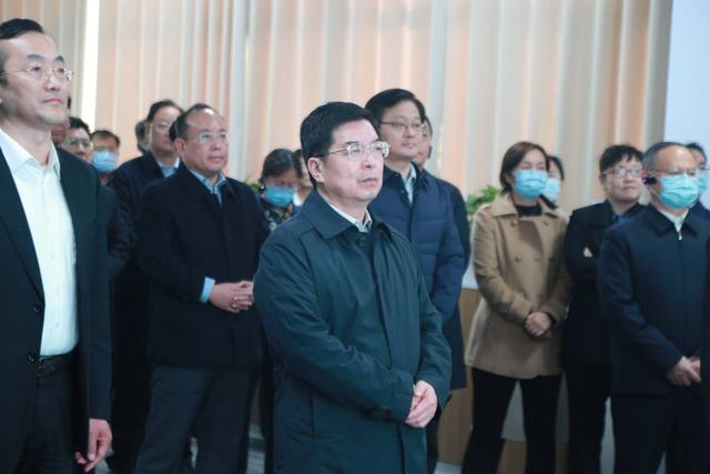 觀摩市中區(qū)中海生物微生物培養(yǎng)基、診斷試劑生產(chǎn)項(xiàng)目。